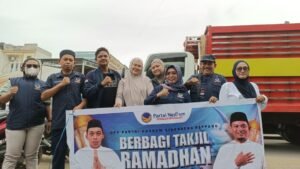 NasDem Sidrap Tebar Takjil di Tanru Tedong, Ketua Partai dan Legislator Terjun