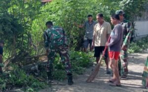 Angota Ramil 01/Panca Lautang Laksanakan Karya Bakti Pembersihan Parit dan Pemangkasan Pohon