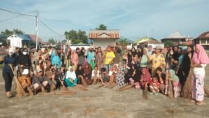 Serka Way Purwanto Yang Pimpin, Pasukan Ema-emak di Sidrap Pegang Sapu Bikin Lapangan Andi Sulolipu Auto Kinclong