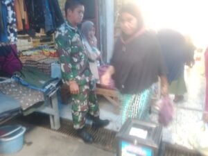 Antisipasi Lonjakan Harga Jelang Lebaran, Babinsa Koramil 1420-02 Pantau Stok Pangan di Pasar Amparita