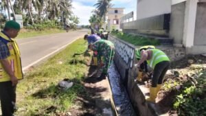 Perkuat Sinergitas, Babinsa Ciro-Ciroe Bersama Warga Bersihkan Saluran Air Masjid Birrul Walidain