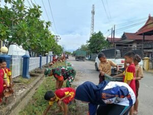 Babinsa Koramil 1420-03/Maritengngae dan Siswa SDN 1 Watang Sidenreng Bahu-Membahu Bersihkan Saluran Air