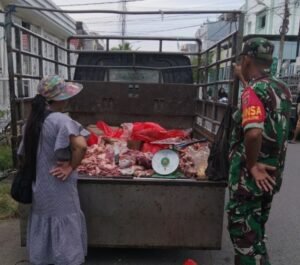 Pastikan Stok Aman, Babinsa Koramil 1420-03 Pantau Harga Sembako di Pasar Sentral Pangkajene