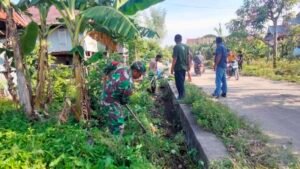 Karya Bakti Bersih-bersih Saluran Air, Babinsa Sipodeceng Sinergi dengan Warga