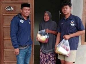 NasDem Sidrap Kembali Bagi-Bagi Takjil, Ketua Samsumarlin Tengah Umrah