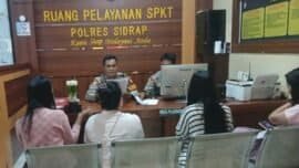 Petugas layanan SPKT Polres Sidrap melayani warga di ruang tunggu.