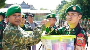 Dandim 1406/Wajo Bagi THR, Semua Personel Tercengang