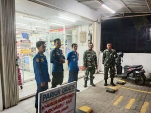 Sinergitas TNI dan Damkar: Patroli Siskamling Perkuat Keamanan di Tellu Limpoe