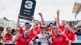 Veda Ega Pratama bersama Honda Team Asia dalam peluncuran Moto3 2026 mengenakan balap resmi tim.