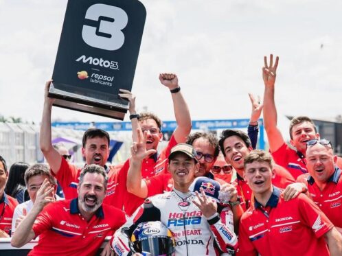 Veda Ega Pratama bersama Honda Team Asia dalam peluncuran Moto3 2026 mengenakan balap resmi tim.