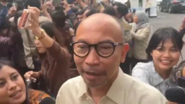 Mantan Menteri Keuangan Chatib Basri berjalan menuju Kompleks Istana Kepresidenan Jakarta untuk memenuhi undangan Presiden Prabowo Subianto.