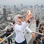 Pemandangan dari Sky Garden UP at Thamrin Nine, Jakarta Pusat, Rabu (25/6/2025). Dari ketinggian 385 meter, lanskap 360 derajat ibu kota terlihat jelas, menampilkan deretan gedung pencakar langit dan wajah metropolitan Jakarta dari sudut yang berbeda. (ANTARA FOTO/Sulthony Hasanuddin/agr)