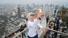 Pemandangan dari Sky Garden UP at Thamrin Nine, Jakarta Pusat, Rabu (25/6/2025). Dari ketinggian 385 meter, lanskap 360 derajat ibu kota terlihat jelas, menampilkan deretan gedung pencakar langit dan wajah metropolitan Jakarta dari sudut yang berbeda. (ANTARA FOTO/Sulthony Hasanuddin/agr)