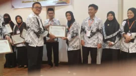 Pengurus-PGRI-Sulsel-menyerahkan-penghargaan