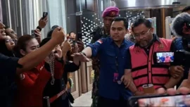 Eks Wakil Kepala Badan Gizi Nasional (BGN) Sony Sonjaya (kanan, berompi merah muda) bungkam usai diperiksa 10 jam oleh Kejaksaan Agung terkait kasus dugaan korupsi Makan Bergizi Gratis (MBG), Kamis (18/6/2026).