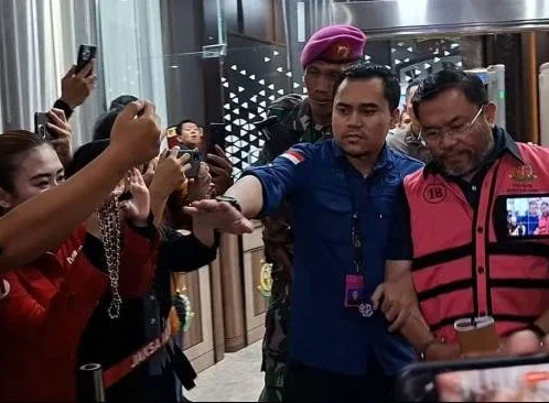 Eks Wakil Kepala Badan Gizi Nasional (BGN) Sony Sonjaya (kanan, berompi merah muda) bungkam usai diperiksa 10 jam oleh Kejaksaan Agung terkait kasus dugaan korupsi Makan Bergizi Gratis (MBG), Kamis (18/6/2026).