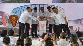 Menteri Perhubungan Dudy Purwagandhi bersama dengan Gubernur DKI Jakarta Pramono Anung meresmikan Stasiun Kereta Api Jakarta International Stadium (JIS). Dok. Kemenhub