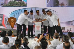 Menteri Perhubungan Dudy Purwagandhi bersama dengan Gubernur DKI Jakarta Pramono Anung meresmikan Stasiun Kereta Api Jakarta International Stadium (JIS). Dok. Kemenhub