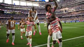 Folarin Balogun merayakan gol dengan rekan satu timnya dalam pertandingan sepak bola Grup D Piala Dunia 2026 antara AS Vs Paraguay di Stadion Los Angeles di Inglewood pada 12 Juni 2026. (Foto oleh Patrick T. Fallon / AFP) (AFP?PATRICK T. FALLON)