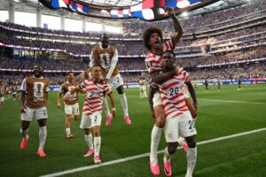 Folarin Balogun merayakan gol dengan rekan satu timnya dalam pertandingan sepak bola Grup D Piala Dunia 2026 antara AS Vs Paraguay di Stadion Los Angeles di Inglewood pada 12 Juni 2026. (Foto oleh Patrick T. Fallon / AFP) (AFP?PATRICK T. FALLON)