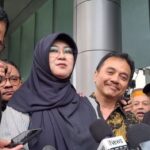 Tersangka kasus dugaan fitnah dan pencemaran nama baik terkait keaslian ijazah Jokowi), Roy Suryo dan dr Tifa