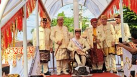 Momen Presiden ke-7 RI Joko Widodo menginjak kepala kerbau dalam prosesi penganugerahan gelar kehormatan adat di Kedaton Keagungan Lampung, Sabtu (27/6/2026)