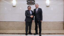 Pramono Anung berjabat tangan dengan Menteri Singapura