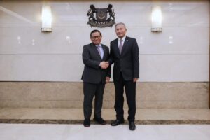 Pramono Anung berjabat tangan dengan Menteri Singapura