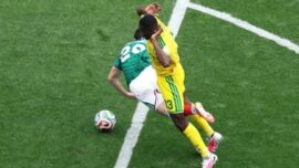 Pemain Meksiko dan Afrika Selatan berebut bola dalam pertandingan Grup A Piala Dunia 2026 di Estadio Azteca, Meksiko City.
