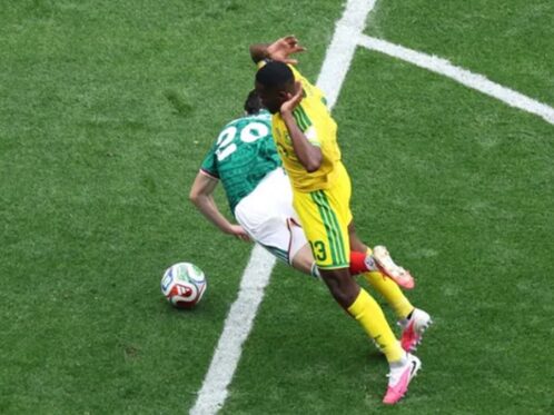 Pemain Meksiko dan Afrika Selatan berebut bola dalam pertandingan Grup A Piala Dunia 2026 di Estadio Azteca, Meksiko City.