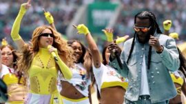 Penampilan artis dalam salah satu rangkaian hiburan di stadion pada ajang Piala Dunia 2026. Turnamen sepak bola terbesar dunia itu menghadapi tantangan rendahnya penjualan tiket di sejumlah pertandingan fase awal. (Foto: Reuters)