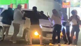 Sejumlah warga menghentikan mobil putih di Jalan Raya Kuala Mempawah, Kelurahan Pasir Wan Salim, Kecamatan Mempawah Timur, pada Kamis malam, 11 Juni.
