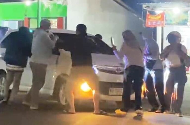 Sejumlah warga menghentikan mobil putih di Jalan Raya Kuala Mempawah, Kelurahan Pasir Wan Salim, Kecamatan Mempawah Timur, pada Kamis malam, 11 Juni.