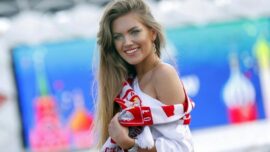 Seorang perempuan mengenakan jersey sepak bola sebagai bagian dari gaya kasual di ruang publik.