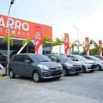 Deretan mobil bekas di showroom Jakarta yang dipajang untuk dijual, menunjukkan berbagai tipe kendaraan dari city car hingga MPV dalam kondisi siap pakai.