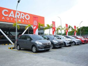 Deretan mobil bekas di showroom Jakarta yang dipajang untuk dijual, menunjukkan berbagai tipe kendaraan dari city car hingga MPV dalam kondisi siap pakai.