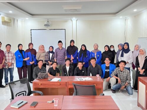 Koordinator Staf Khusus Menteri Agama RI, Farid F. Saenong, Ph.D., berfoto bersama peserta Sekolah Kader KOPRI (SKK) KOPRI PMII Kota Makassar usai penyampaian materi tentang sinergi gerakan multisektoral di ruang pelatihan.