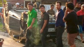 Mobil Sigra bernomor polisi BK 1249 AFD terjungkal setelah menabrak mobil Nissan di Sumbul Kabupaten Dairi Sumut, Senin (15/6/2026) sore.