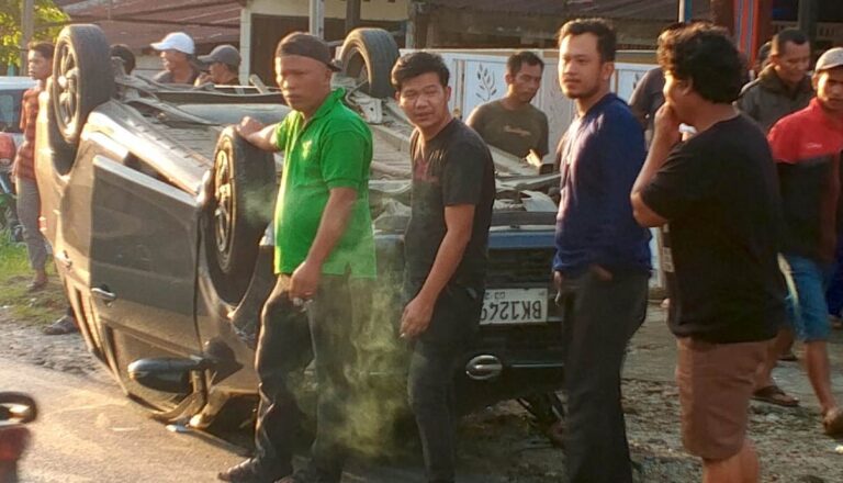 Mobil Sigra bernomor polisi BK 1249 AFD terjungkal setelah menabrak mobil Nissan di Sumbul Kabupaten Dairi Sumut, Senin (15/6/2026) sore.
