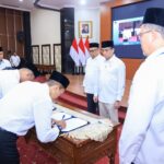 Prosesi penandatanganan pelantikan pejabat Kementerian Ketenagakerjaan yang dipimpin Menteri Ketenagakerjaan Yassierli di Jakarta.
