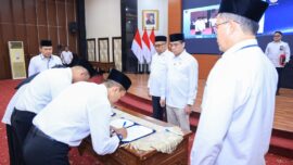 Prosesi penandatanganan pelantikan pejabat Kementerian Ketenagakerjaan yang dipimpin Menteri Ketenagakerjaan Yassierli di Jakarta.