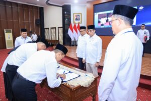 Prosesi penandatanganan pelantikan pejabat Kementerian Ketenagakerjaan yang dipimpin Menteri Ketenagakerjaan Yassierli di Jakarta.