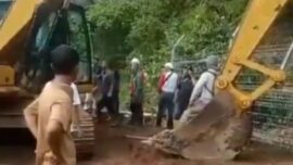 Seorang warga Cina bertindak arrogan menyiksa penduduk lokal di dalam baket excavator di Desa Longkotan Kecamatan Silima Pungga-Pungga Kabupaten Dairi Sumut tahun 2025