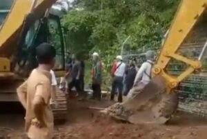 Seorang warga Cina bertindak arrogan menyiksa penduduk lokal di dalam baket excavator di Desa Longkotan Kecamatan Silima Pungga-Pungga Kabupaten Dairi Sumut tahun 2025