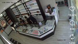 Ratusan unit iPhone berjatuhan dari rak pajangan saat gempa magnitudo 6,7 mengguncang Palu, Sulawesi Tengah, Selasa (16/6/2026). Momen tersebut terekam kamera CCTV toko. Foto: @pstorepalu