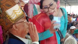 Momen kemesraan pesta pernikahan LM dan LD ayah dari RD oknum anggota DPRD Dairi Sumut di Tigalingga tahun 2019