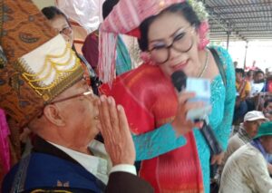 Momen kemesraan pesta pernikahan LM dan LD ayah dari RD oknum anggota DPRD Dairi Sumut di Tigalingga tahun 2019