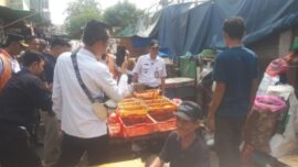 Camat Tambora, Pangestu Aji, meninjau langsung kawasan Jalan Kalianyar X, Kelurahan Kalianyar, Jakarta Barat, saat kegiatan Tampan, Sabtu (27/6/2026).
