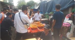 Camat Tambora, Pangestu Aji, meninjau langsung kawasan Jalan Kalianyar X, Kelurahan Kalianyar, Jakarta Barat, saat kegiatan Tampan, Sabtu (27/6/2026).