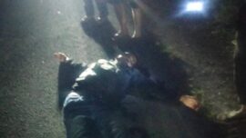 Korban kecelakaan tergeletak di ruas Jalan Bunturaja–Sidikalang, Desa Sosor Lontung, Kabupaten Dairi, usai tertabrak sepeda motor, Sabtu (27/6/2026) malam.